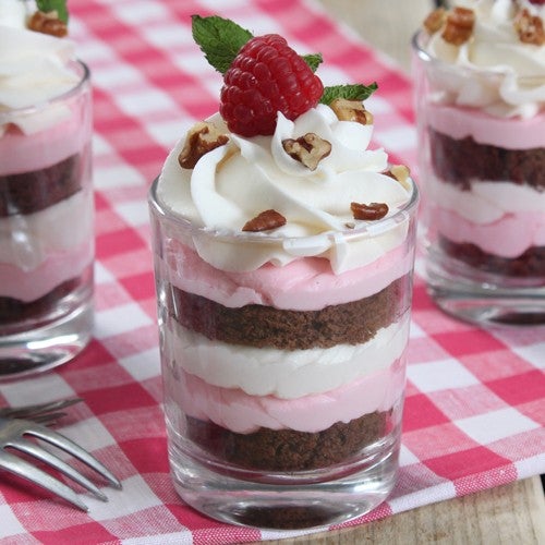 Cake in a cup: brownie met aardbeien bavarois