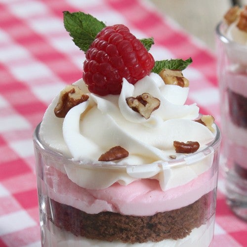 Cake in a cup: brownie met aardbeien bavarois