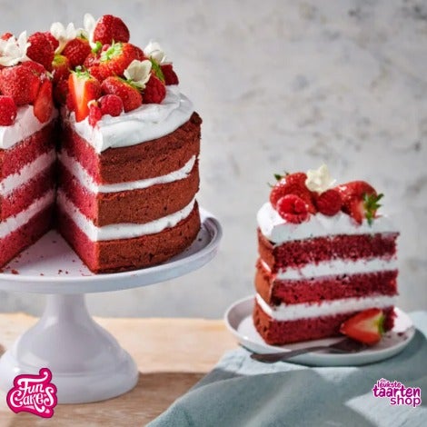 Glutenvrije Red Velvet Taart met Slagroom en Rood Fruit