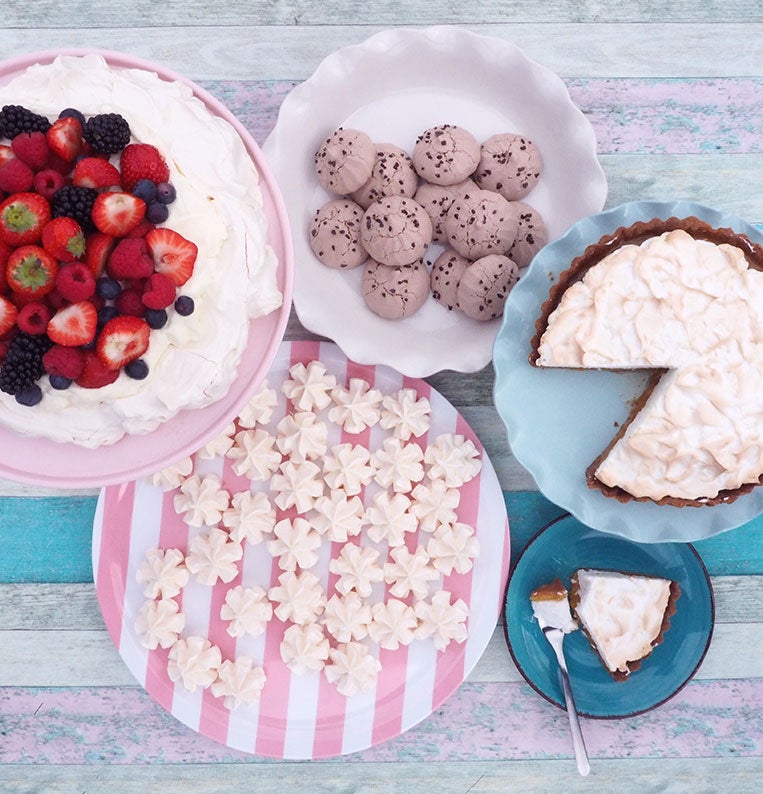 Pavlova taart met slagroom en vers fruit