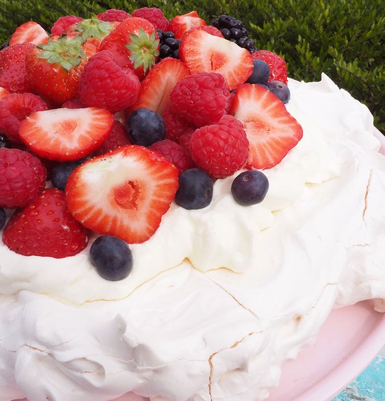 Pavlova taart met slagroom en vers fruit
