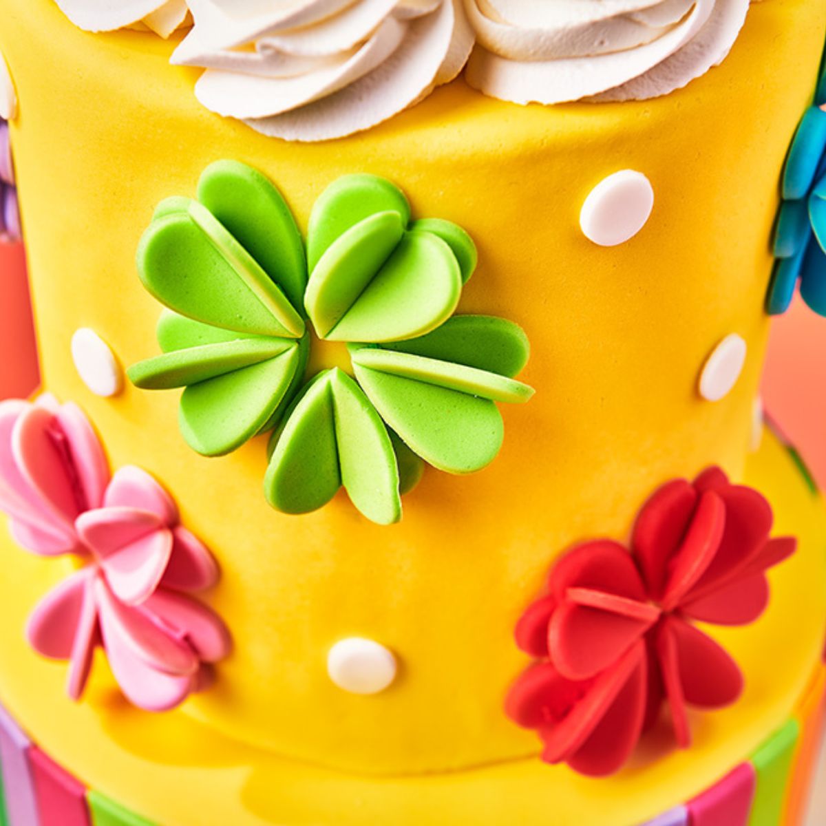 Stapeltaart met 3D-bloemen en strepen