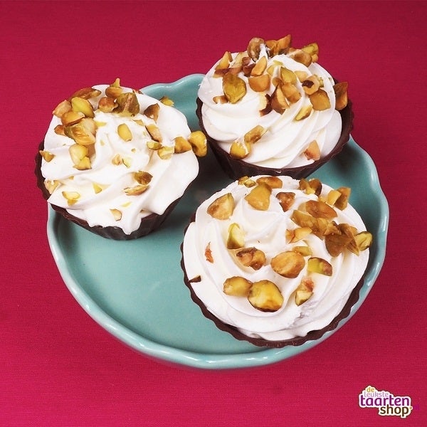 Witte chocolade mousse in chocoladebakjes 