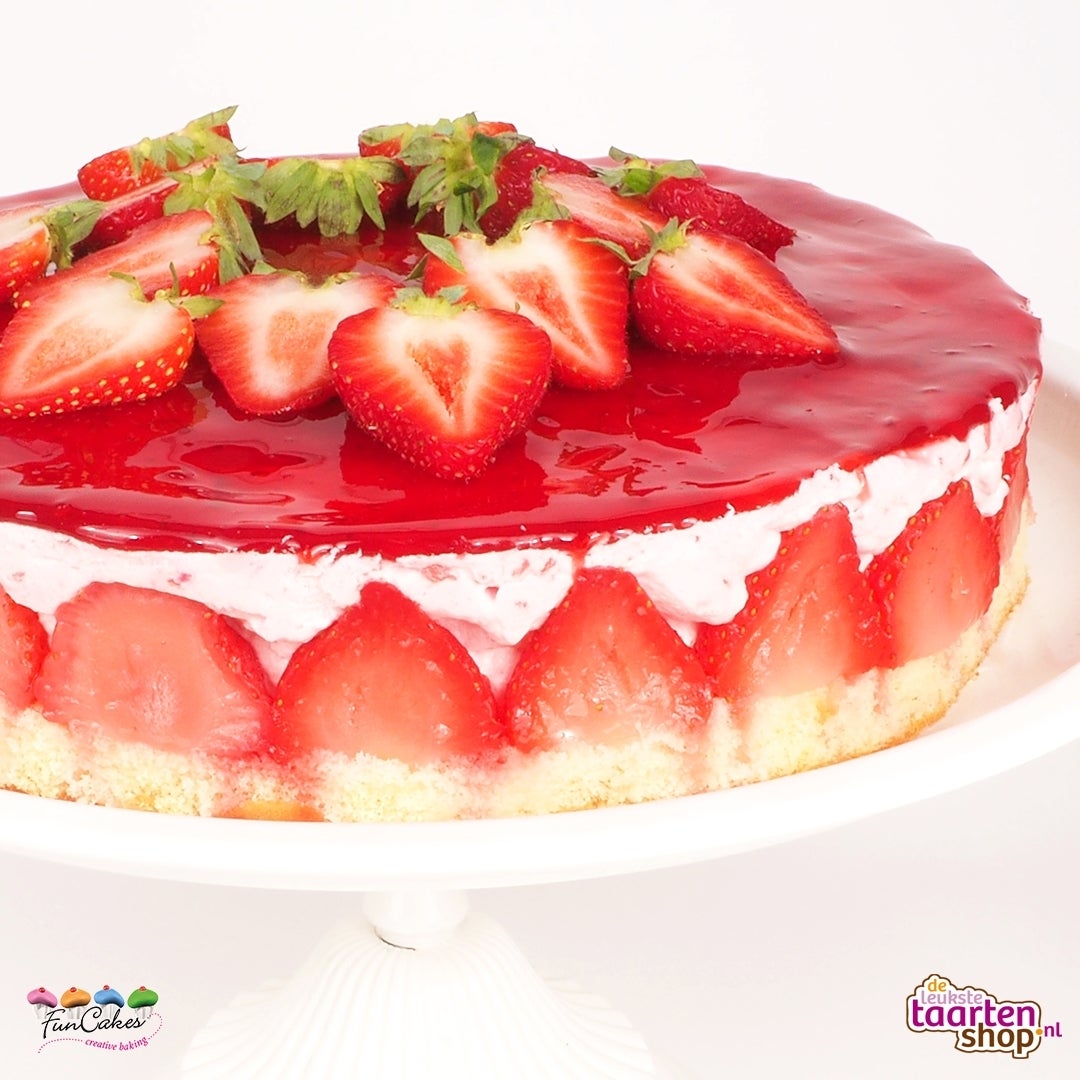 Aardbeienbavaroistaart met glaze topping