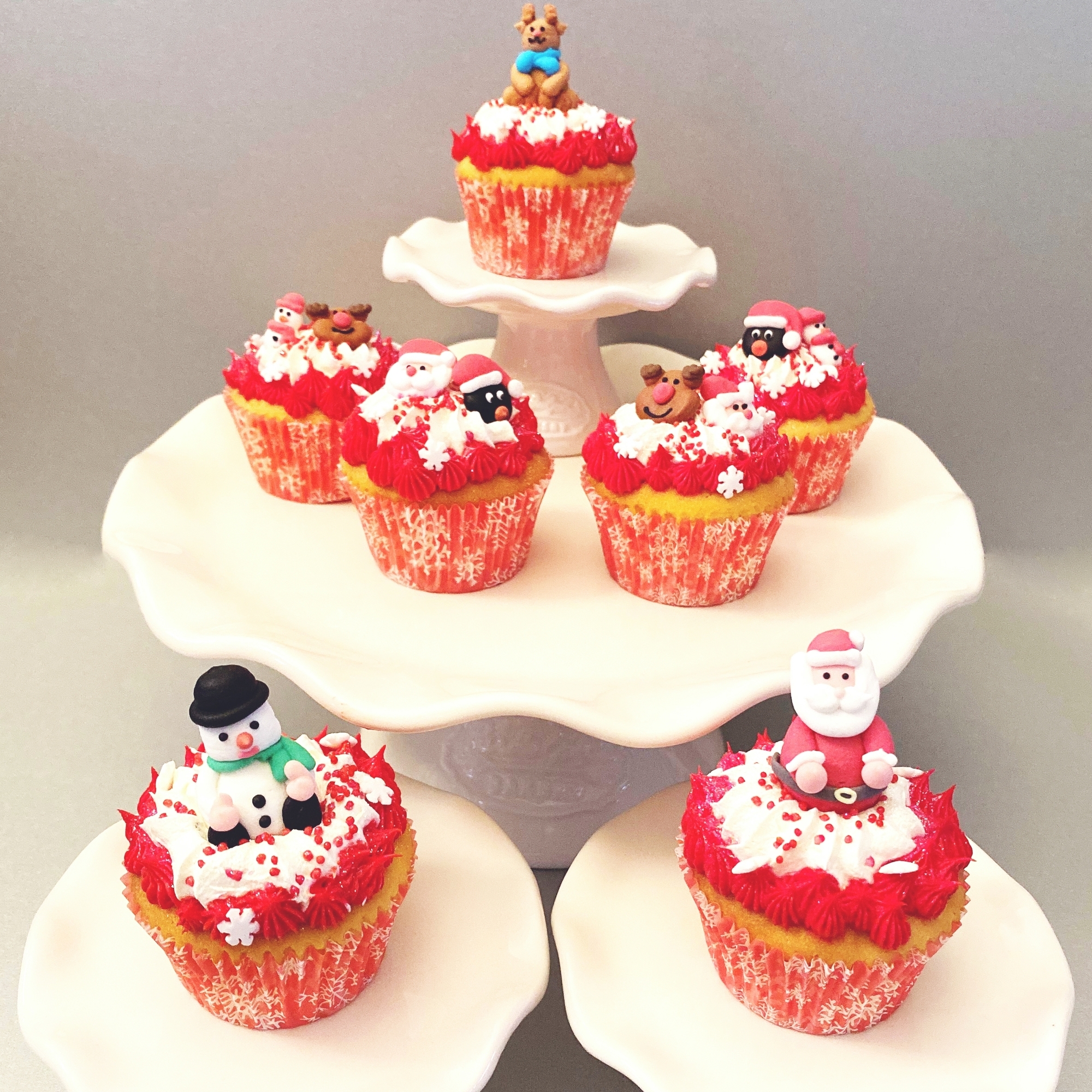 Kerst Cupcakes en Dripcake deleukstetaartenshop.be